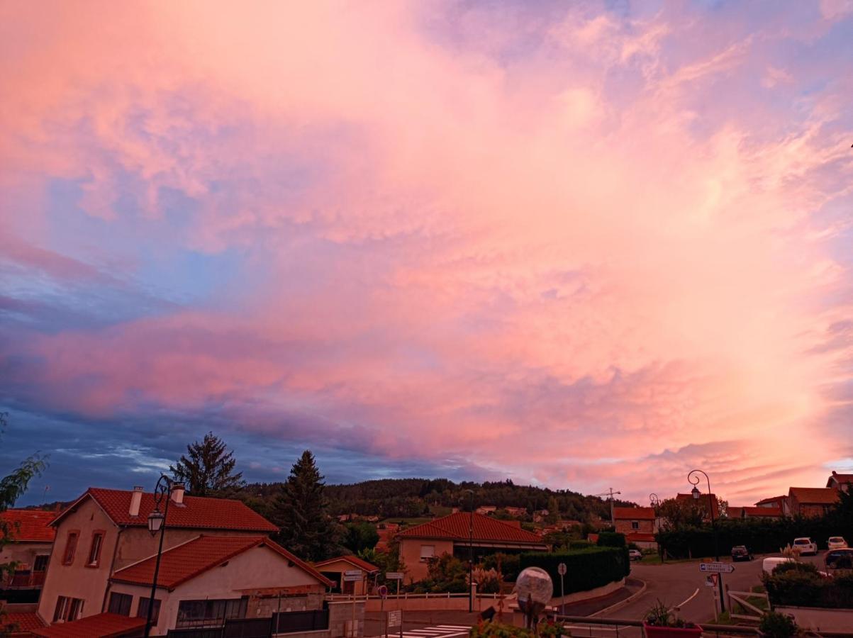 Les Pierres Folles Bed and Breakfast Rozier-en-Donzy Exteriör bild