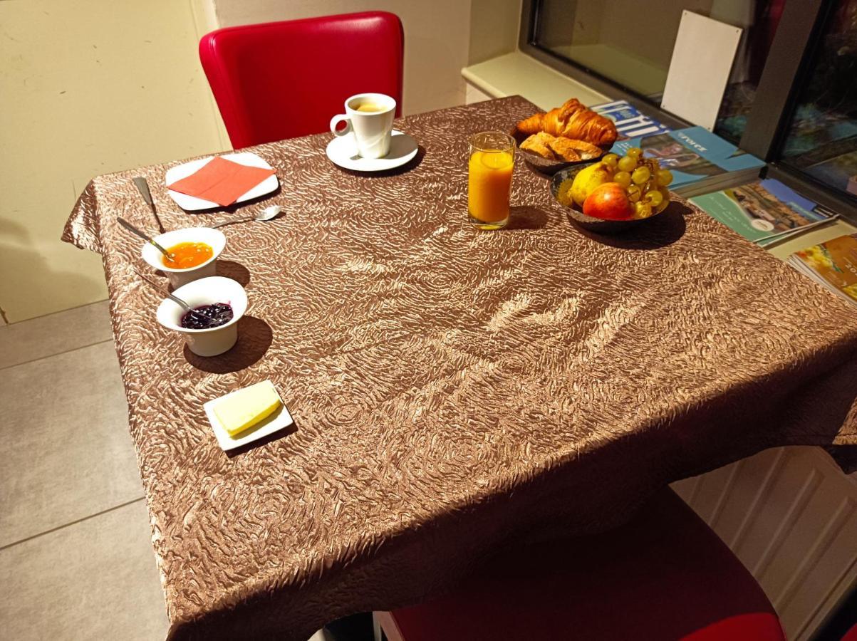 Les Pierres Folles Bed and Breakfast Rozier-en-Donzy Exteriör bild