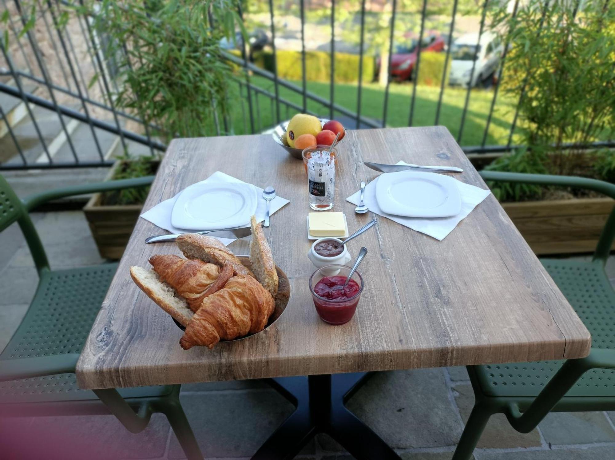 Les Pierres Folles Bed and Breakfast Rozier-en-Donzy Exteriör bild